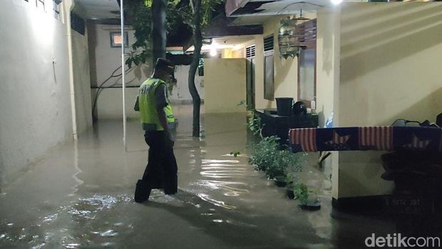 Asrama polisi di Polsek Krejengan, Probolinggo kebanjiran. Kamar Kapolsek terendam.