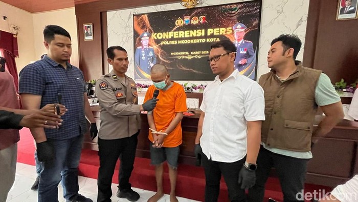 Josip Poetra Adi (26), penyiksa anak tirinya selama 4 bulan di Mojokerto