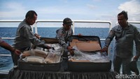 Hastiadi menjelaskan bahwa pengungkapan itu bermula ketika pihak Bakamla menerima aduan dari masyarakat terkait dengan aktivitas penyelundupan benih lobster di perairan Pulau Seribu.