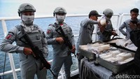 Pengungkapan itu bermula ketika pihak Bakamla menerima aduan dari masyarakat terkait dengan aktivitas penyelundupan benih lobster di perairan Pulau Seribu.