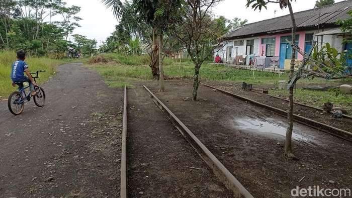 Bangunan eks stasiun KA Pirusa di kaki Gunung Galunggung Tasikmalaya.