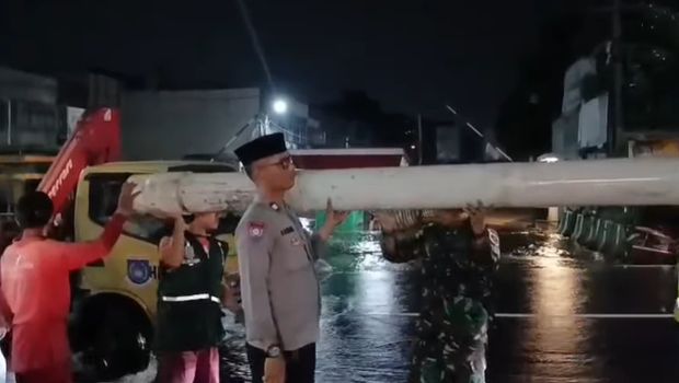 Banjir di Pondok Aren, Tangsel, Selasa (11/3/2025) dini hari. Foto: Tangkapan layar Instagram Polsek Pondok Aren.