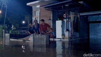 Sedangkan di Kecamatan Krenjeng ada 5 desa yang terdampak banjir.