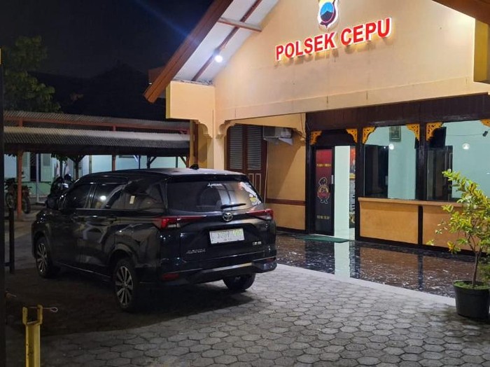 Barang bukti mobil Toyota Avanza yang dibegal pasutri, saat diamankan di Polsek Cepu, Selasa (11/3/2025).