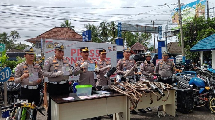 Barang bukti ratusan sepeda motor yang diamankan saat polisi bubarkan balap liar di Lahat