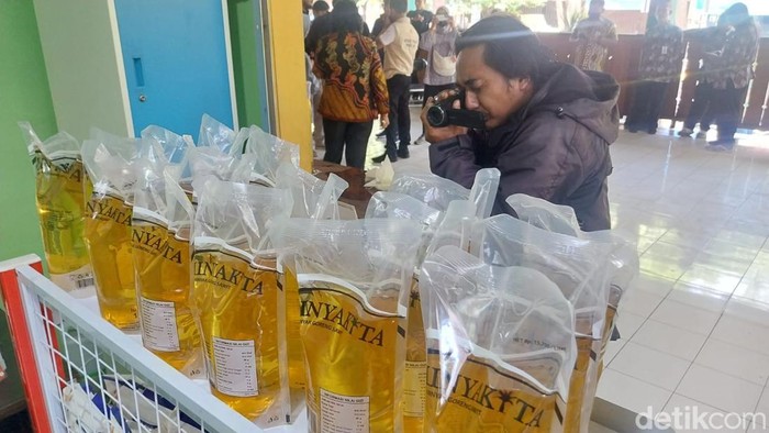 Beberapa minyak goreng Minyakita yang dijual di Bantul, Selasa (11/3/2025).