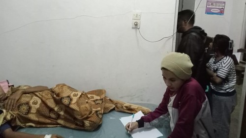 Beberapa warga yang keracunan daging sapi saat menjalani perawatan medis di Pustu Fatukoko, Kecamatan Mollo Barat, Kabupaten TTS, NTT.