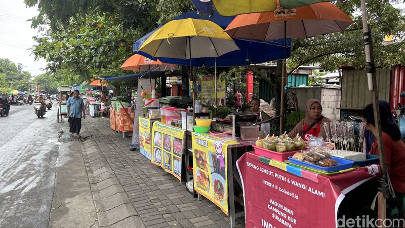 Berburu takjil di Kampung Kue Surabaya