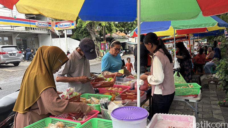 Berburu takjil di Kampung Kue Surabaya