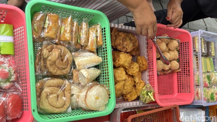 Berburu takjil di Kampung Kue Surabaya