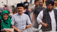 Dibantu pengurus masjid, Bobon Santoso dan Ustad Derry membagikan makanan tersebut. Terlihat senyuman bahagia dari jamaah yang mendapatkan makanan buatan Bobon. Foto: Instagram/bobonsantoso
