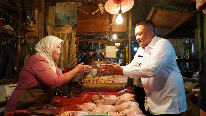 Bupati Bogor Rudy Susmanto cek Pasar Cibinong pastikan stok bahan pokok aman hingga Lebaran