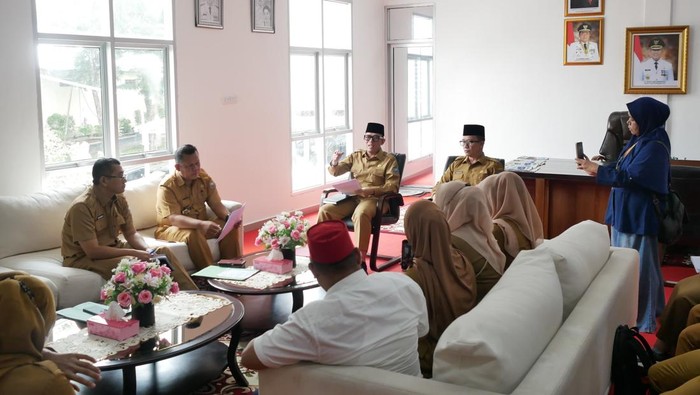 Bupati Ogan Komering Ulu (OKU), Sumatera Selatan, Teddy Meilwansyah saat menerima audiensi perwakilan PPPK.