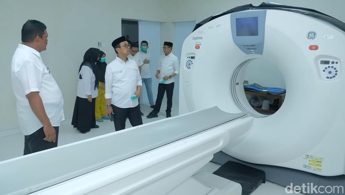 Bupati Soppeng Suwardi Haseng meninjau RSUD Latemmamala beberapa waktu lalu.