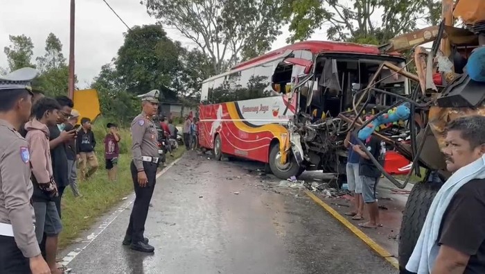 Bus Gumarang Jaya bertabrakan dengan sebuah truk di Jalan Raya Padang-Solok, Selasa (11/3/2025) siang. (Dok. Istimewa)