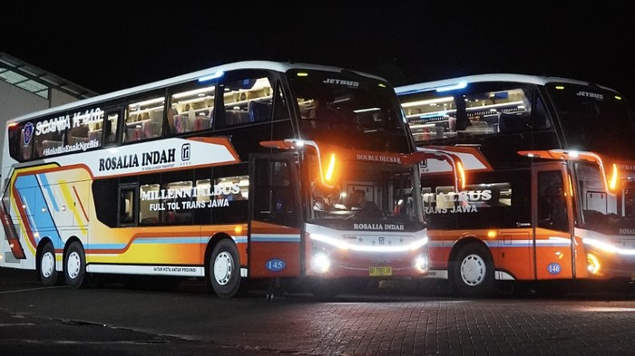 Bus tingkat baru PO Rosalia Indah meluncur dari garasi Adiputro