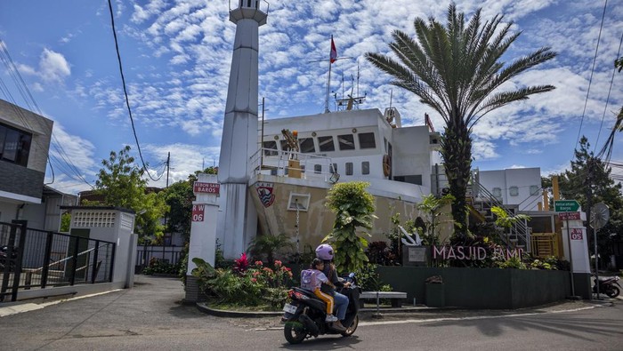 Pekerja mengecat tangga bangunan Masjid Jami Al Baakhirah, Kota Cimahi, Jawa Barat, Selasa (11/3/2025). Masjid yang dibangun pada tahun 2015 oleh keluarga Nahkoda Budianto tersebut memiliki bentuk kapal laut yang terinspirasi dari kisah Nabi Nuh AS serta bahteranya dan menjadi salah satu tujuan wisata religi yang dikunjungi umat Islam saat bulan Ramadhan. ANTARA FOTO/Abdan Syakura/foc.