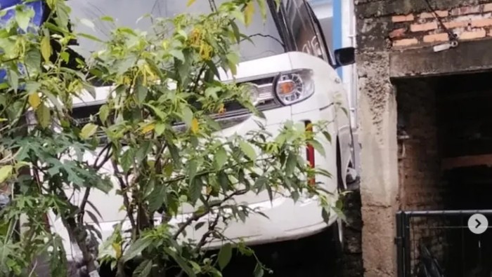 Damkar Depok mengevakuasi mobil yang terperosok saat melintas di jalan sempit di Curug, Cimanggis. Foto: Tangkapan layar instagram Damkar Depok.