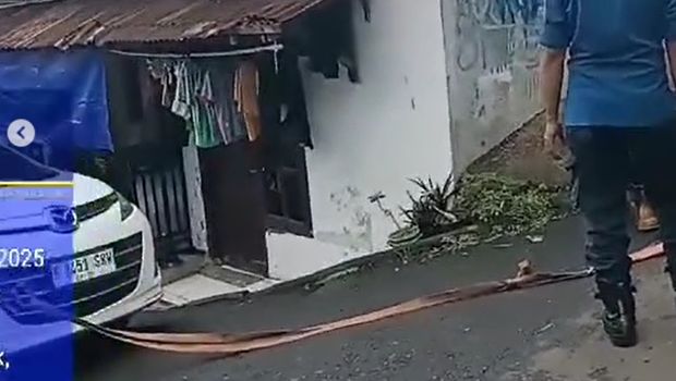 Damkar Depok mengevakuasi mobil yang terperosok saat melintas di jalan sempit di Curug, Cimanggis. Foto: Tangkapan layar instagram Damkar Depok.
