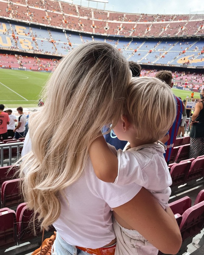 Mantan pasangan itu pun meminta pengertian dari media untuk melindung anak-anak mereka.Keputusan ini tidak mudah, seperti yang dapat kalian bayangkan, tetapi kami berdua yakin ini adalah langkah terbaik bagi kami. Fokus kami adalah melakukan yang terbaik bagi anak-anak kami, memastikan mereka terus memiliki lingkungan yang penuh kasih sayang dan stabil,” kata keduanya. Foto: Instagram @dany06g