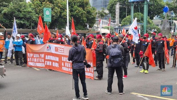 Demo buruh di Gedung Kemnaker. (CNBC Indonesia/Chandra Dwi)