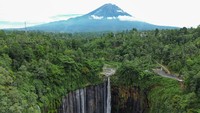 Foto udara destinasi wisata Grojogan Sewu di Desa Sidomulyo, Kecamatan Pronojiwo, Kabupaten Lumajang, Jawa Timur, Selasa (11/3/2025).
