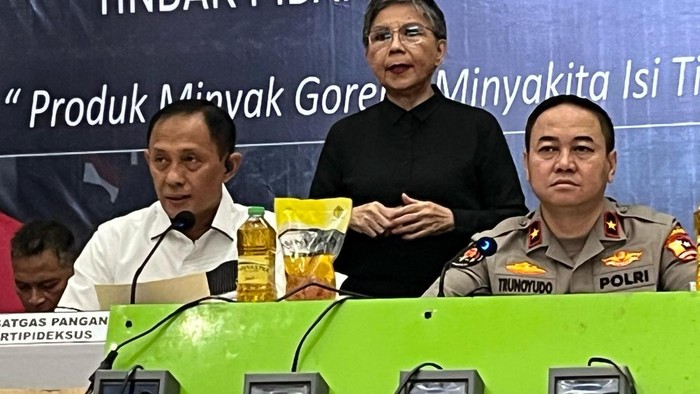 Direktur Tindak Pidana Ekonomi Khusus (Dirtipideksus) Badan Reserse Kriminal (Bareskrim) merilis temuan kecurangan produsen MinyaKita di Depok (Rumondang/detikcom)