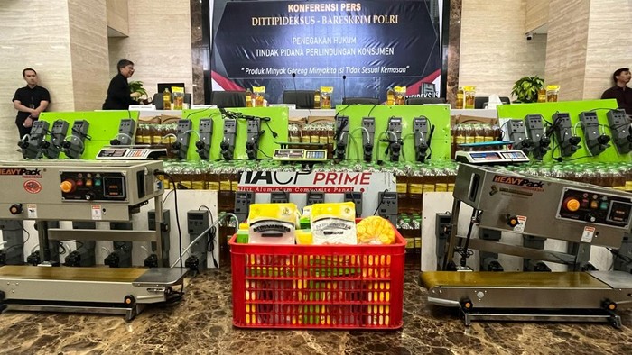 Direktur Tindak Pidana Ekonomi Khusus (Dirtipideksus) Badan Reserse Kriminal (Bareskrim) merilis temuan kecurangan produsen MinyaKita di Depok (Rumondang/detikcom)