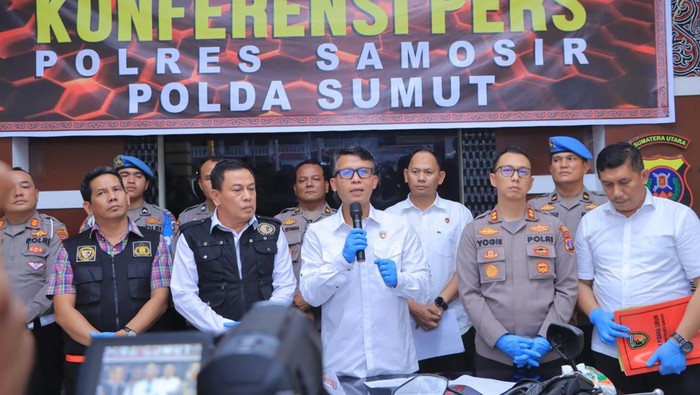 Dirreskrimum Polda Sumut Kombes Sumaryono saat merilis kasus di Polres Samosir. (Foto: Dok. Polres Samosir).