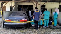 Terungkap fakta, mobil Honda Civic hitam bernopol L 1127 QM tersebut, diketahui milik mantan Kanit Reskrim Polsek Ujungpangkah Aipda Yudi Setiawan, yang kini bertugas di Polsek Panceng.