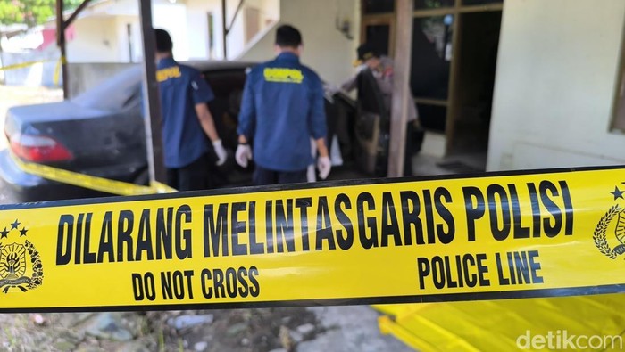 Evakuasi Kerangka manusia dalam mobil di Asrama Polisi Gresik