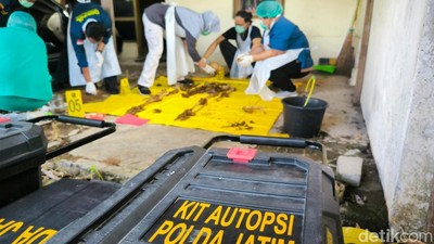 Evakuasi Kerangka Manusia dalam Mobil di Asrama Polisi Gresik