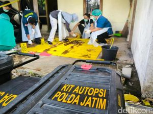 Evakuasi Kerangka Manusia dalam Mobil di Asrama Polisi Gresik