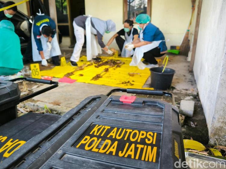 Evakuasi Kerangka Manusia dalam Mobil di Asrama Polisi Gresik