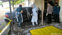 pantauan di lokasi, petugas kepolisian melakukan olah TKP dan mengevakuasi tulang-belulang yang berada di dalam mobil Honda Civic hitam bernopol L 1127 QM.