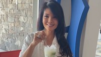 Farah Quinn memperlihatkan menu favoritnya dari kecil saat buka, yakni es teler. Ada es serut, nangka, alpukat, jeli kelapa, air kelapa, dan kental manis. Segar! Foto: Instagram @farahquinnofficial