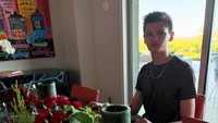 Armand Fauzan Quinn, putra sulungnya sudah siap duduk di banku meja makan. Foto: Instagram @farahquinnofficial