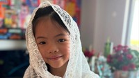 Gemasnya Amaira atau yang disapa Yaya, putri bungsu Farah Quinn, memakai pasmina. Foto: Instagram @farahquinnofficial
