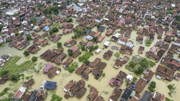 Foto Udara Banjir Merendam Jambi Foto udara kawasan permukiman tergenang banjir di Pelayangan, Jambi, Selasa (11/3/2025). Dinas Pemadam Kebakaran dan Penyelamatan (Damkartan) Kota Jambi mencatat, sebanyak delapan kecamatan di kota itu terendam banjir luapan Sungai Batanghari sejak sepekan terakhir, sejumlah warga terpaksa menggunakan perahu untuk beraktivitas di luar rumah. ANTARA FOTO/Wahdi Septiawan/rwa.