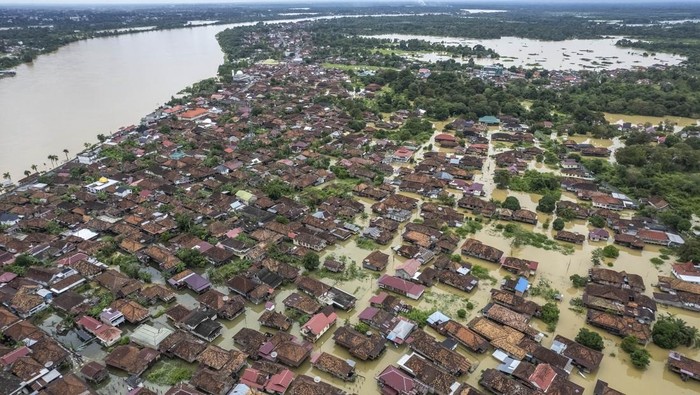 Foto Udara Banjir Merendam Jambi Foto udara kawasan permukiman tergenang banjir di Pelayangan, Jambi, Selasa (11/3/2025). Dinas Pemadam Kebakaran dan Penyelamatan (Damkartan) Kota Jambi mencatat, sebanyak delapan kecamatan di kota itu terendam banjir luapan Sungai Batanghari sejak sepekan terakhir, sejumlah warga terpaksa menggunakan perahu untuk beraktivitas di luar rumah. ANTARA FOTO/Wahdi Septiawan/rwa.