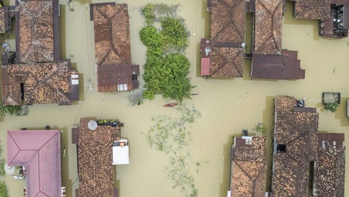 Foto Udara Banjir Merendam Jambi Foto udara kawasan permukiman tergenang banjir di Pelayangan, Jambi, Selasa (11/3/2025). Dinas Pemadam Kebakaran dan Penyelamatan (Damkartan) Kota Jambi mencatat, sebanyak delapan kecamatan di kota itu terendam banjir luapan Sungai Batanghari sejak sepekan terakhir, sejumlah warga terpaksa menggunakan perahu untuk beraktivitas di luar rumah. ANTARA FOTO/Wahdi Septiawan/rwa.