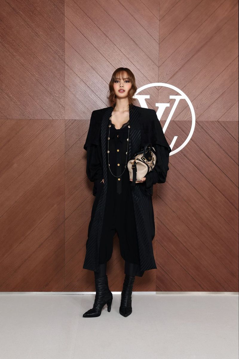 Gaya Para Bintang di Louis Vuitton Fall 2025 Celebrity attend the Louis Vuitton Womenswear Fall/Winter 2025-2026 show as part of Paris Fashion Week on March 10, 2025 in Paris, France. (Photo by Victor Boyko/Getty Images for Louis Vuitton)