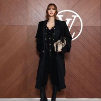 Lisa BLACKPINK menghadiri peragaan Louis Vuitton menyusul penampilan memukaunya di panggung Oscars 2025. (Foto: Victor Boyko/Getty Images for Louis Vuitton)