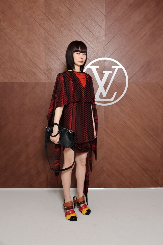 Terusan pendek bernuansa merah menjadi andalan aktris Korea Selatan Bae Doona. (Foto: Victor Boyko/Getty Images for Louis Vuitton)