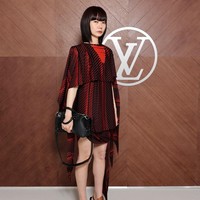 Terusan pendek bernuansa merah menjadi andalan aktris Korea Selatan Bae Doona. (Foto: Victor Boyko/Getty Images for Louis Vuitton)