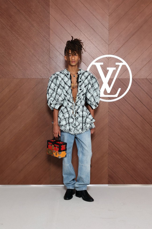 Jaden Smith kembali mengeksplorasi gayanya, kali ini dengan atasan bervolume pada lengan. (Foto: Victor Boyko/Getty Images for Louis Vuitton)
