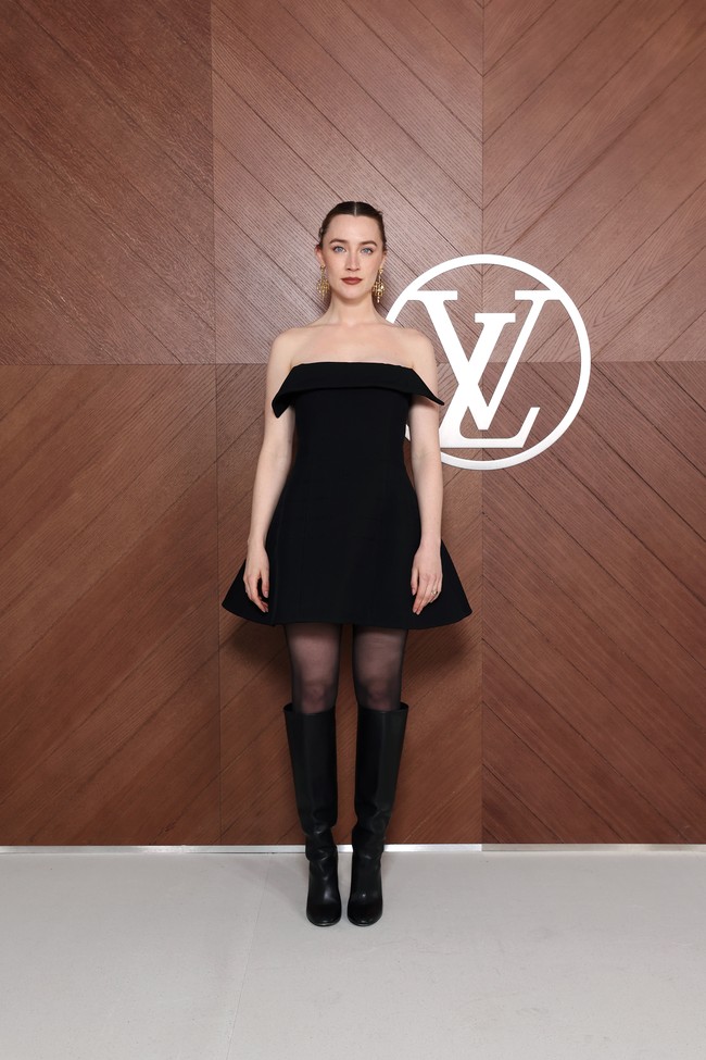 Saoirse Ronan berbalut gaun strapless yang dipadukan dengan boots senada. (Foto: Victor Boyko/Getty Images for Louis Vuitton)
