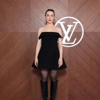 Saoirse Ronan berbalut gaun strapless yang dipadukan dengan boots senada. (Foto: Victor Boyko/Getty Images for Louis Vuitton)