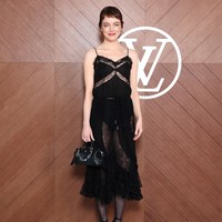 Emma Stone membawa aura seksinya dalam balutan gaun hitam bergaya lingerie. (Foto: Victor Boyko/Getty Images for Louis Vuitton)