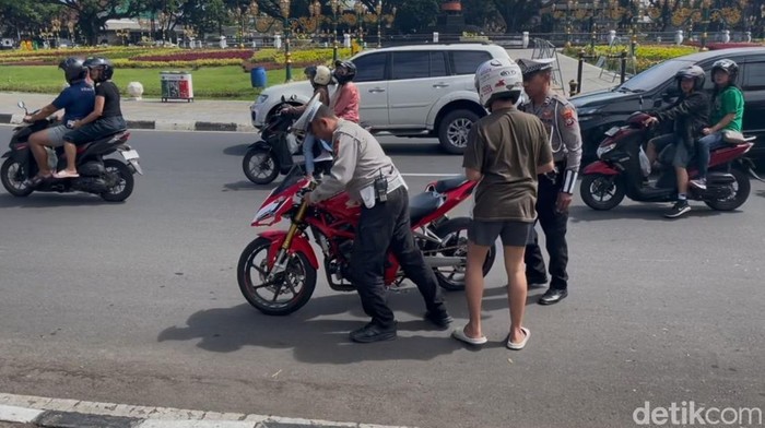 Geber motor depan polisi, pemuda di Kota Malang diamankan dan ditilang.